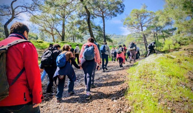 Efes Mimas Yolu'nda bahar yürüyüşü