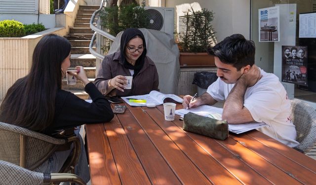 İzmir'de kütüphaneler gençlerin ikinci evi oldu
