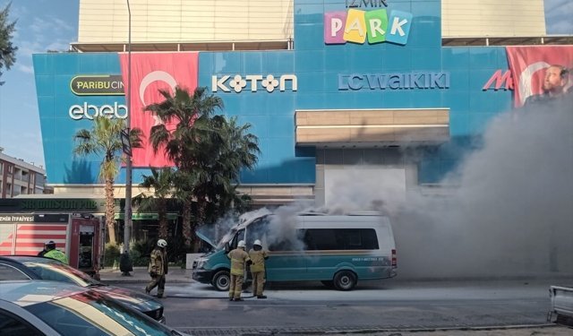 Konak'ta minibüs alev alev yandı!