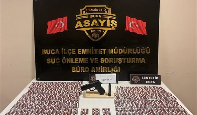 İzmir'de zehir tacirlerine darbe: Konak'taki baskında cephanelik ve uyuşturucu ele geçirildi