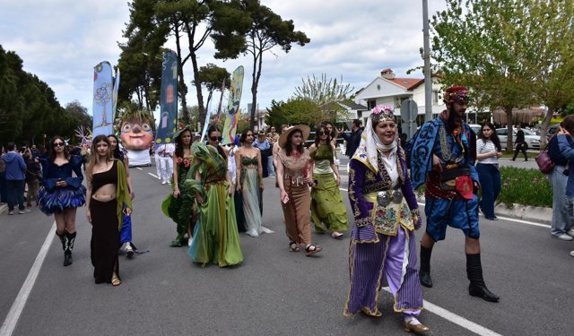 Alaçatı Ot Festivali'nde renkli kortej