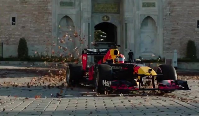 F1 Motoru Boğaz’da Yankılandı: İstanbul’da Tarihi Sürüş!
