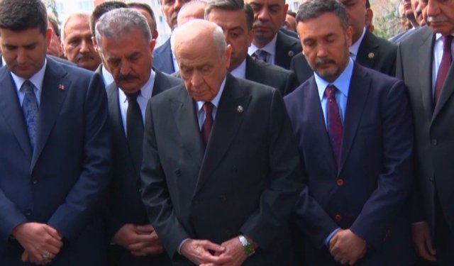 Bahçeli'den Türkeş'in kabrine ziyaret