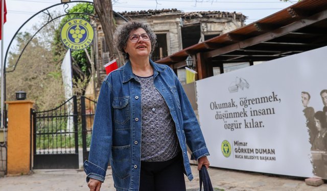 İspanyol kadın Cumhuriyet Kütüphanesi’nin hayranı oldu