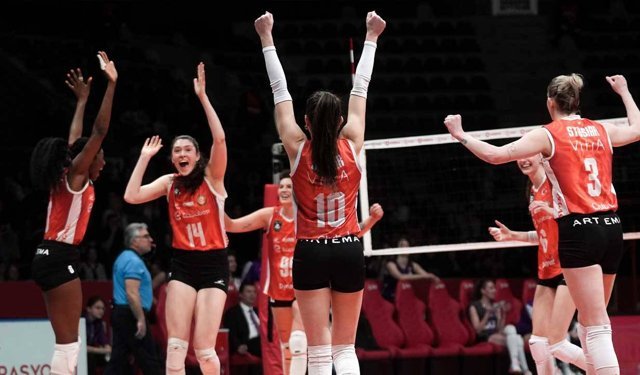 Eczacıbaşı üçüncülüğü kaptı