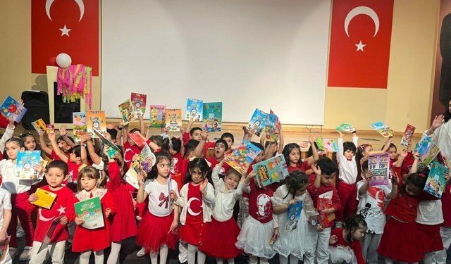 Çiğli’de miniklerden 23 Nisan coşkusu: Hastane bahçesi bayram yerine döndü