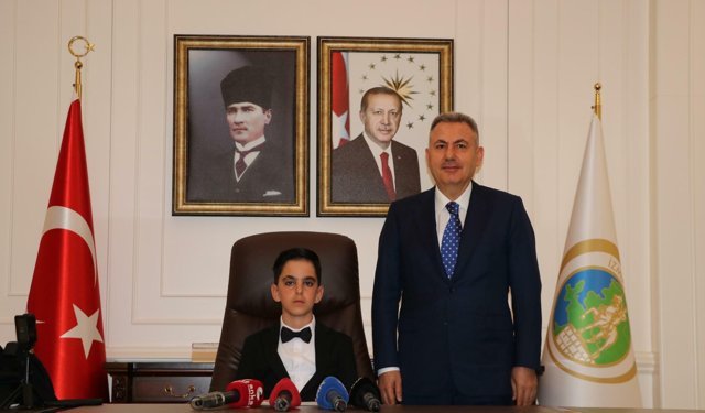 Vali Elban koltuğunu matematik şampiyonu Can'a devretti