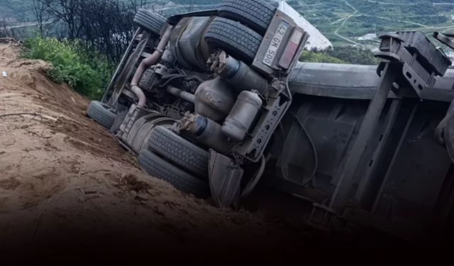 Ödemiş’te feci kaza: Kamyon şarampole uçtu, sürücü yaralandı