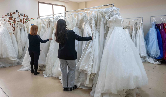 Bornova’dan genç çiftlere umut: Gelinlik desteğiyle yeni hayatlara dokunuş