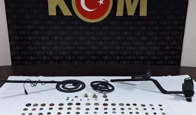 İzmir'de tarihi eser operasyonu: 203 antik obje ele geçirildi