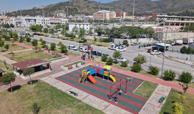 Karşıyaka’da parklar modern görünüme kavuştu