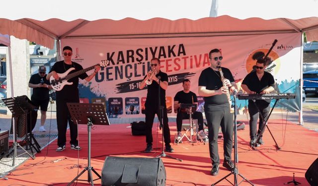 Karşıyaka’da 19 Mayıs coşkusu sokaklara taştı
