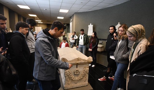 İzmir Büyükşehir’den üniversitelilere kültür rotası: Bergama ve Birgi’de tarih yolculuğu
