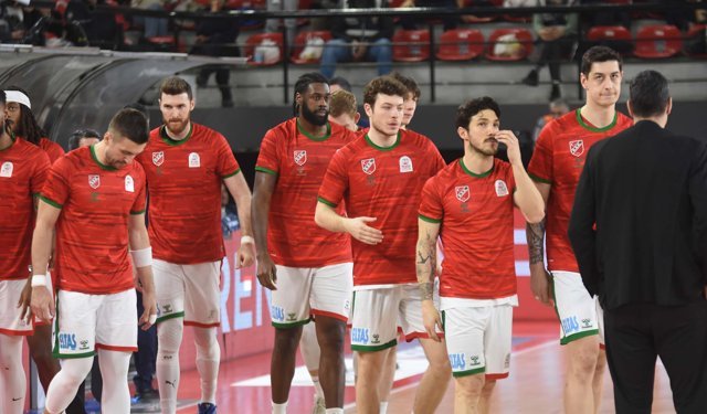 Karşıyaka Potada Uçurumun Kenarında