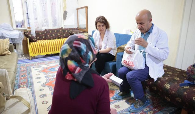 Konak'ta yüzlerce vatandaşa evde sağlık desteği