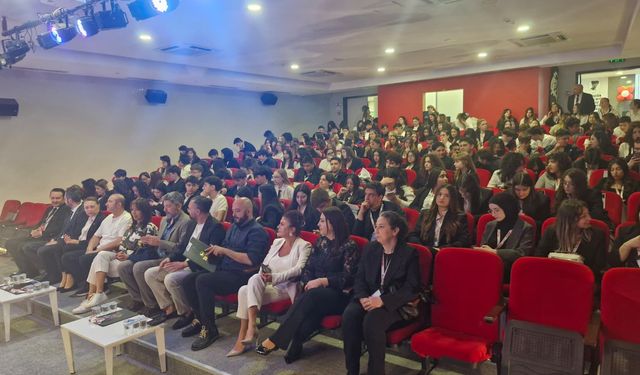Gençler İzmir’i geleceğe taşıdı: Dijital tasarımlar ve yaratıcı projeler jüri karşısına çıktı