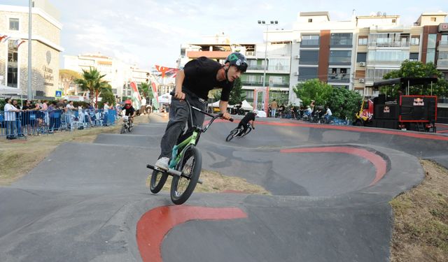 Karşıyaka’da pedal heyecanı: Türkiye’nin ilk pump track gece yarışı yapıldı