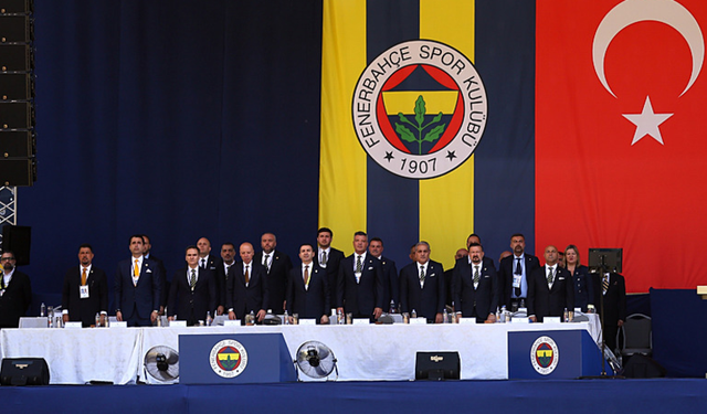 Fenerbahçe kongresi gergin başladı: Tribünlerdeki arbedeyi emniyet güçleri ayırdı
