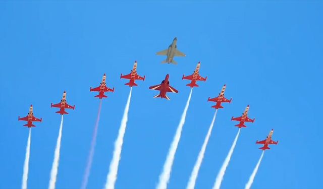 Yerli Jet HÜRJET ve Türk Yıldızları Göklerde Tarih Yazdı