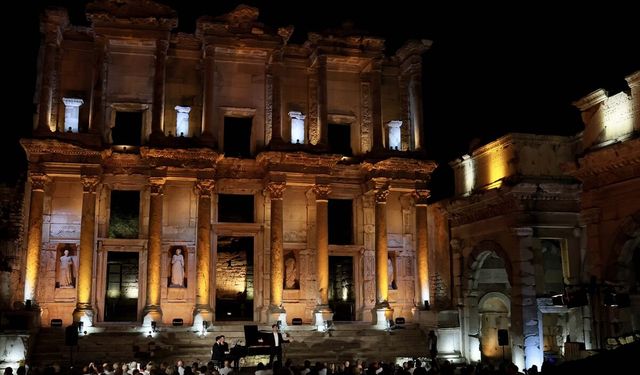 Efes’in tarihi atmosferinde yükselen İtalyan tınıları sanatseverleri büyüledi