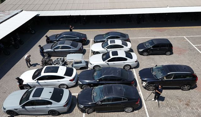 İzmir'de milyonluk vurgun! 14 otomobil ele geçirildi