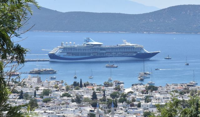 Bodrum limanında dev kruvaziyer bereketi: Marella Discovery binlerce turistle demirledi