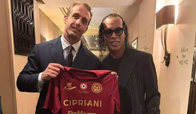 Ronaldinho 46 yaşında yeşil sahalara geri dönüyor!