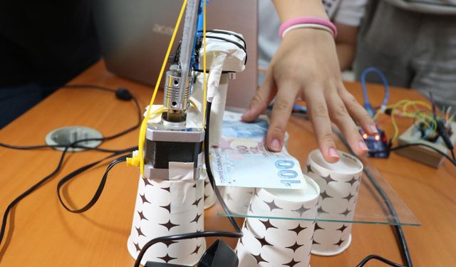 Hurda parçalardan bilim laboratuvarına: Liseliler sıfır maliyetle akıllı mikroskop üretti