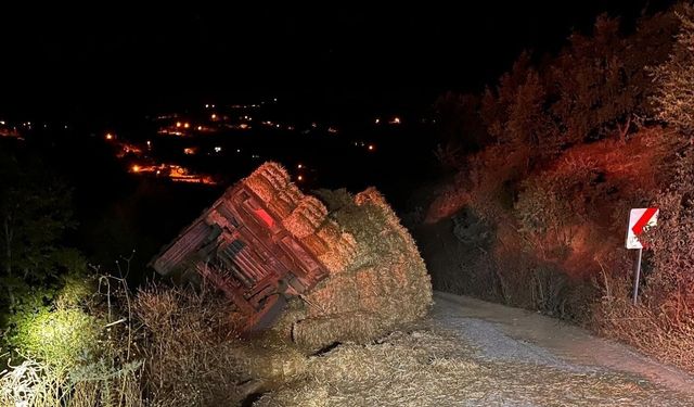 Saman yüklü traktör devrildi: Sürücü yaşamını yitirdi