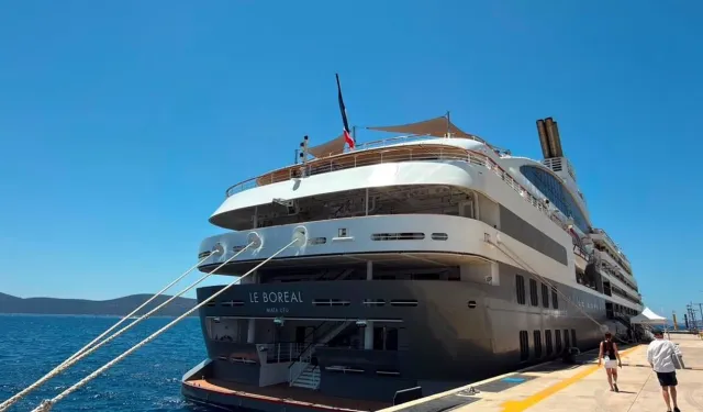 Bodrum limanında dev gemilerin buluşması: Binlerce turist ilçeye akın etti