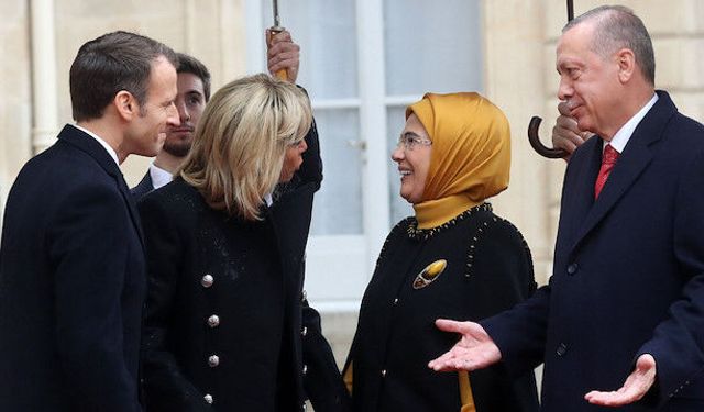 Emine Erdoğan, Macron’un elini öpmesine izin vermedi