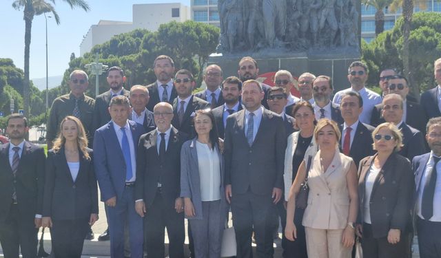 İzmir'de mutlak butlan yönetimi Atatürk Anıtı'na çelenk bıraktı