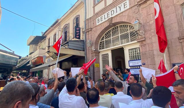 Kemeraltı esnafından tabutlu protesto: “Esnaf öldü, Allah rahmet eylesin”