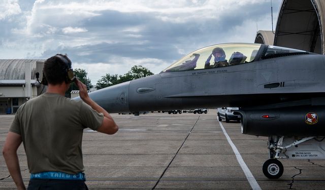 Yapay Zekâ Kontrollü F-16 Göğe Yükseldi