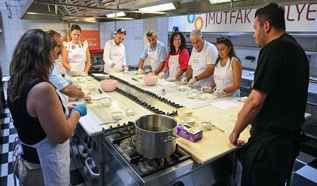 Bornovalı muhtarlardan yoğun mesaiye makarna molası