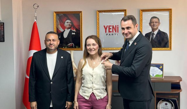 Konak’ta Başkan Mutlu 19 meclis üyesiyle YENİ Parti’ye geçti