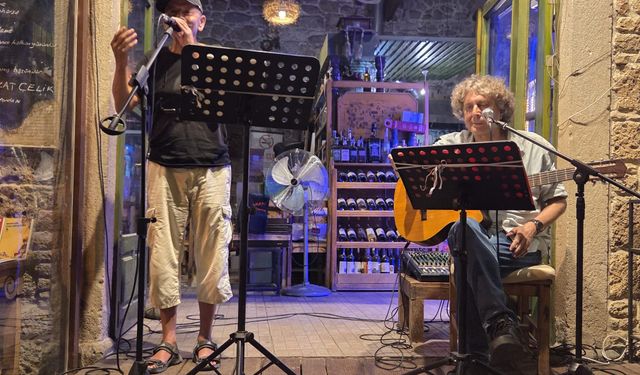 Ege kıyılarında unutulmaz sanat buluşması: Nevzat Çelik ve Haluk Çetin Foça’da gönülleri fethetti