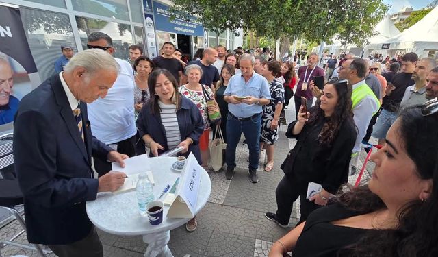 Yeşilçam'ın usta ismi Ediz Hun, İZKİTAP'ta okurlarıyla buluştu!