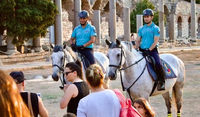 İzmir'de atlı jandarma birlikleri 12 ilçede görev yapıyor