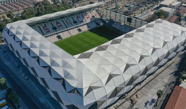 Mustafa Denizli Alsancak Stadı’nın reklam panoları kiraya verilecek