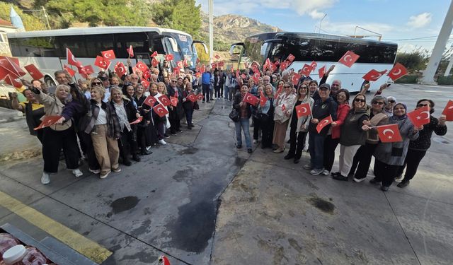 İzmir Eski Baro Başkanı Özdemir Sökmen'in gezi grubundan coşkulu 29 Ekim kutlaması
