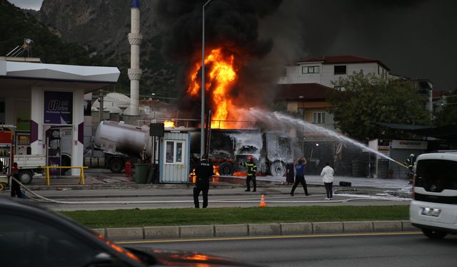 Denizli'de akaryakıt istasyonunda tanker yangını