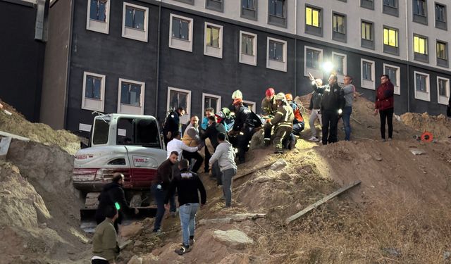 Toprak altında kalan 2 yabancı uyruklu işçi kurtarıldı