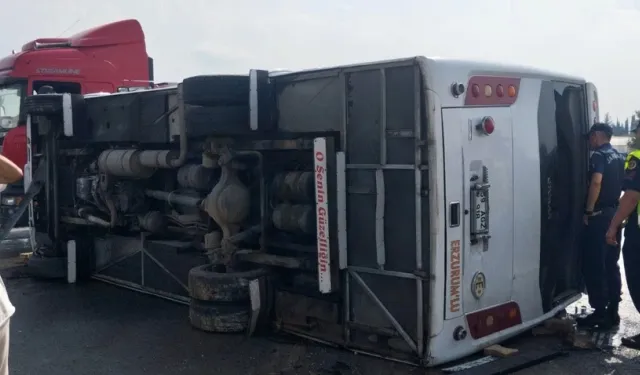 Antalya’da yolcu midibüsü devrildi