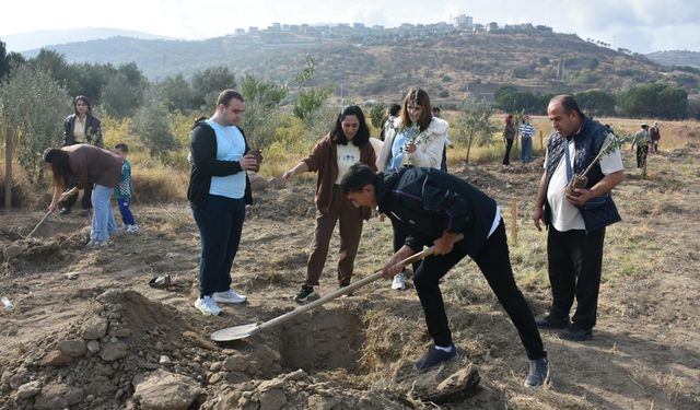 Kurabiye yaptılar, fidan diktiler: Menemen'de özel çocuklara renkli gün!
