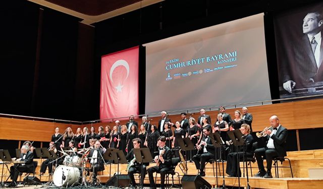 İzmir’de Cumhuriyet coşkusu Olten Band konseriyle taçlandı