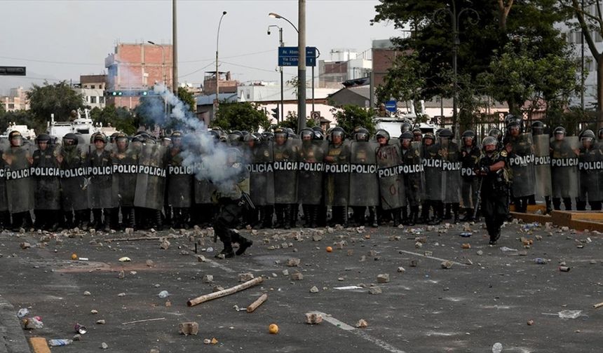 Peru'da protestocular havaalanına zorla girmeye çalıştı