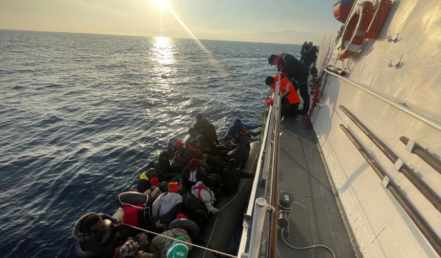 İzmir açıklarında 69 düzensiz göçmen kurtarıldı, 36 düzensiz göçmen yakalandı