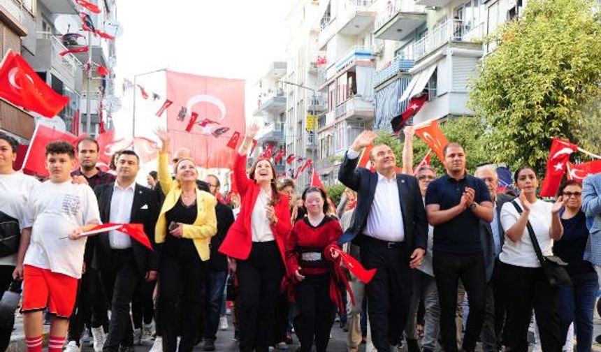 Balçova'da 19 Mayıs'ı kortej yürüyüşü ve halk oyunları gösterileriyle kutladı