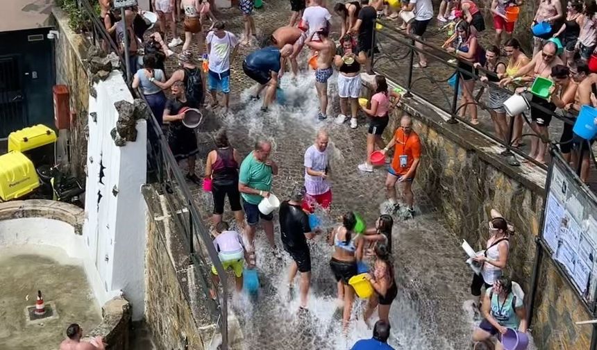 Sıcaktan bunalan İtalyanlar böyle serinledi